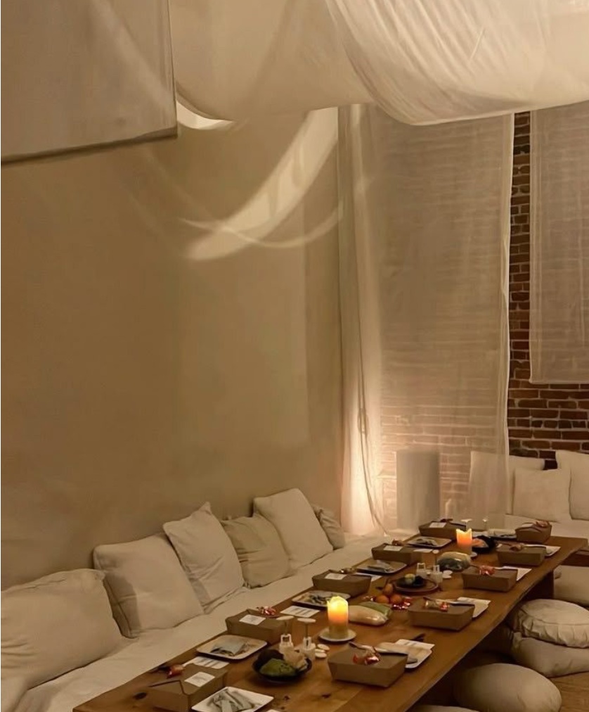 Intimate Dinner Setup mit Kissen