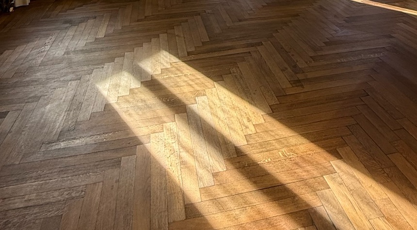 Willie Studio — Fischgrätparkett Detail mit Sonnenlicht