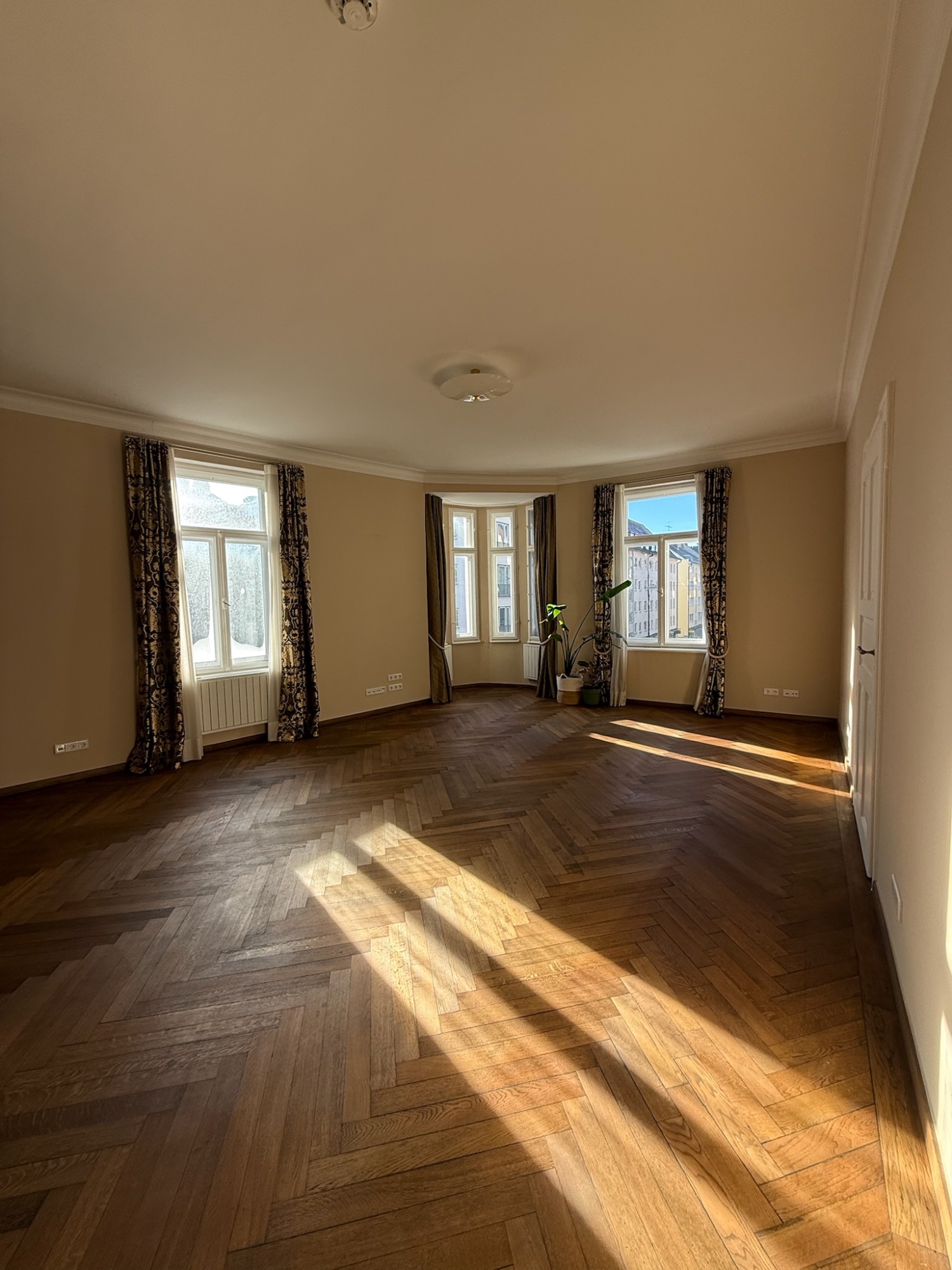 Willie Studio — Altbau-Raum mit Tageslicht in Schwabing